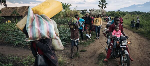 Des réfugiés fuient leur village de Halungupa, près de Béni, après l'attaque des AFD en RDC - Sputnik Afrique