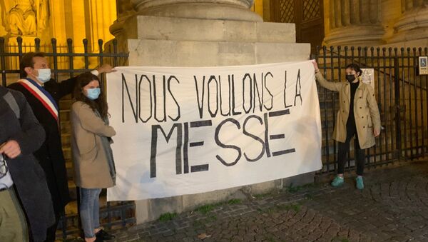«Nous voulons la messe à Paris»: une messe à ciel ouvert se tient sur le parvis de l’église Saint-Sulpice - Sputnik Afrique