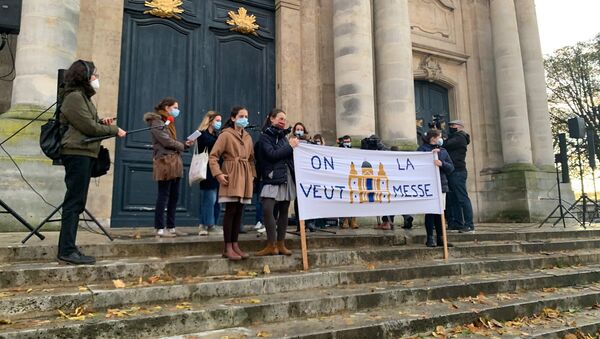 Des centaines de catholiques se sont réunis ce dimanche à Versailles pour demander le retour de la messe - Sputnik Afrique