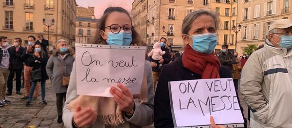 Des centaines de catholiques se sont réunis ce dimanche à Versailles pour demander le retour de la messe Des centaines de catholiques se sont réunis ce dimanche à Versailles pour demander le retour de la messe - Sputnik Afrique