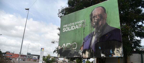 Une affiche vandalisée du Président Alassane Ouattara, témoin des violences postélectorales en Côte d'Ivoire - Sputnik Afrique