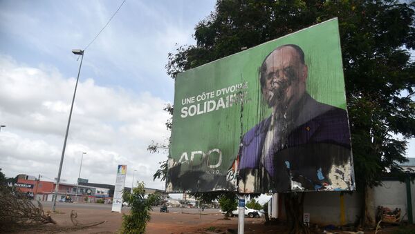 Une affiche vandalisée du Président Alassane Ouattara, témoin des violences postélectorales en Côte d'Ivoire - Sputnik Afrique