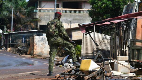 Un soldat ivoirien sur les décombres d'un magasin brûlé à M'Batto - Sputnik Afrique