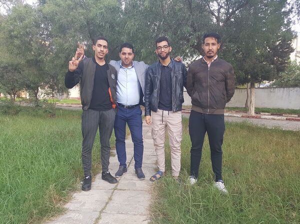 Algérie: les étudiants sahraouis partent combattre le Maroc - Sputnik Afrique