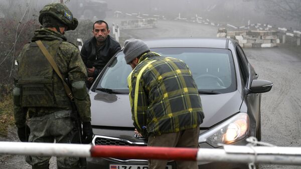 Des soldats de la paix russes contrôlent une voiture dans le corridor de Latchine - Sputnik Afrique