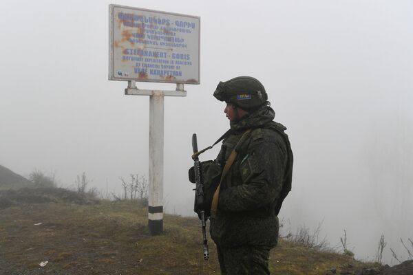 Le couloir de Latchine contrôlé par les soldats de la paix russes 

 - Sputnik Afrique