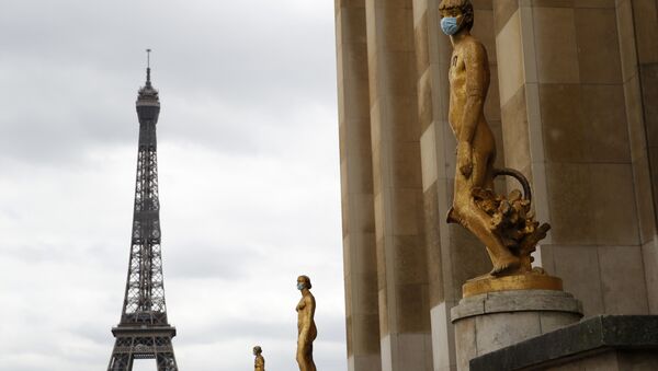 Statues masquées avec la Tour Eiffel en arrière plan - Sputnik Afrique