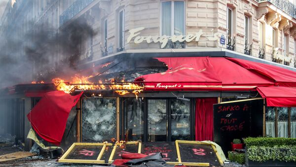 Le restaurant Fouquet's  incendié à Paris  - Sputnik Afrique