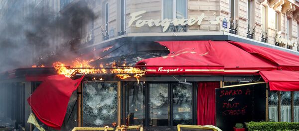 Le restaurant Fouquet's  incendié à Paris  - Sputnik Afrique