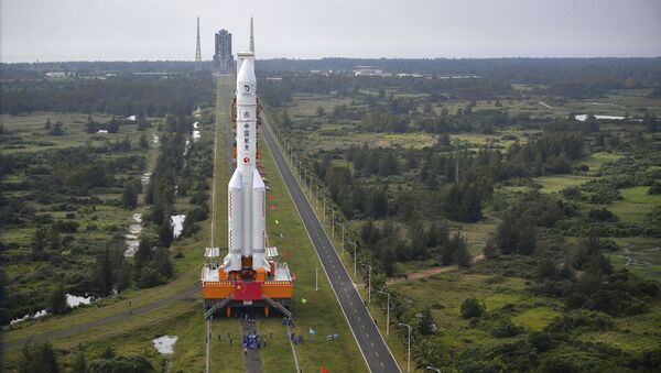 Ракету Long March-5 доставляют на космодром Вэньчан - Sputnik Afrique