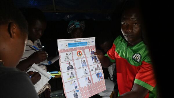 Dépouillement des bulletins de vote au Burkina Faso - Sputnik Afrique