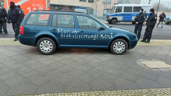 Une voiture a percuté la grille d’entrée de la chancellerie d’Angela Merkel à Berlin, le 25 novembre 2020 - Sputnik Afrique