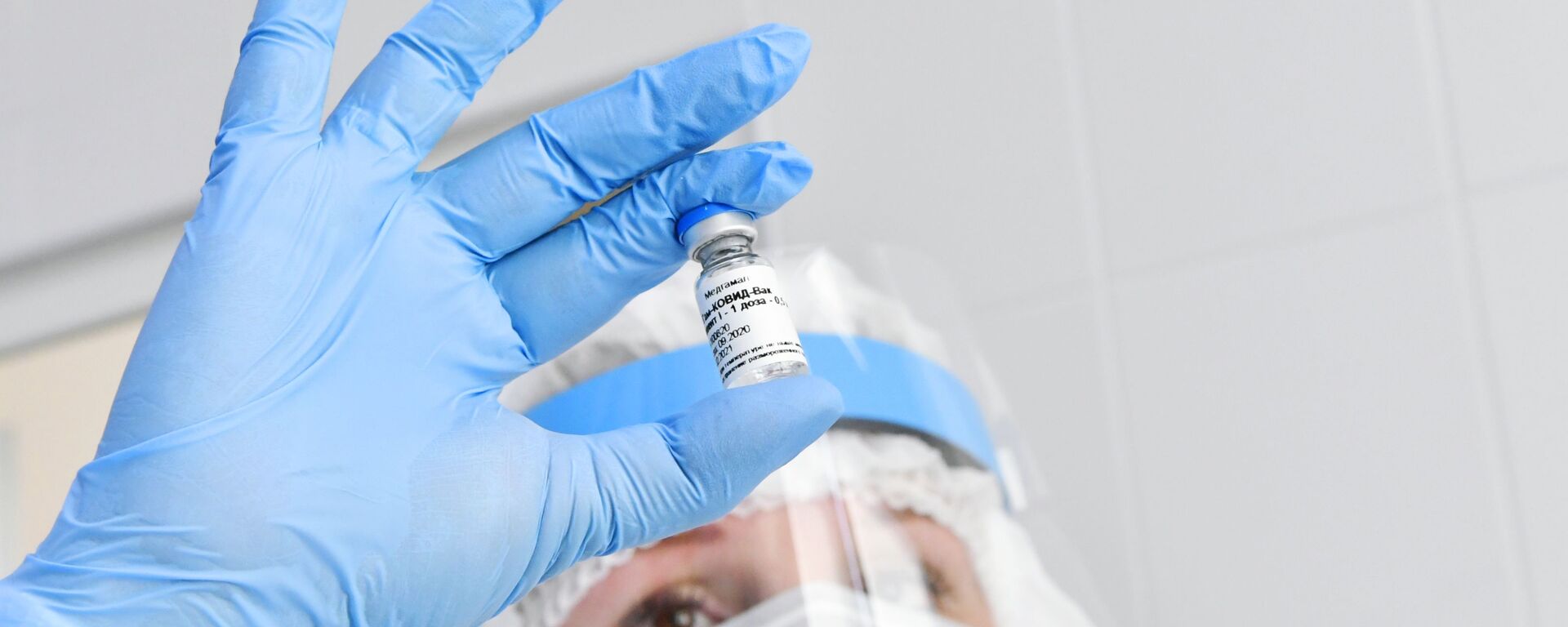 Une infirmière tient une ampoule contenant le vaccin Spoutnik V - Sputnik Afrique, 1920, 07.04.2021