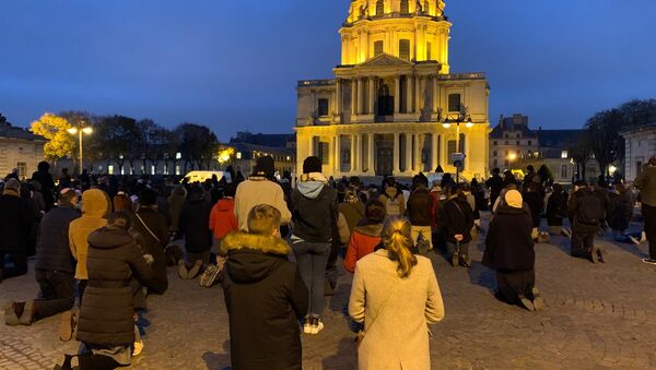 Nouveau rassemblement des catholiques place Vauban pour dénoncer les mesures sanitaires bridant le culte, 29 novembre 2020 - Sputnik Afrique