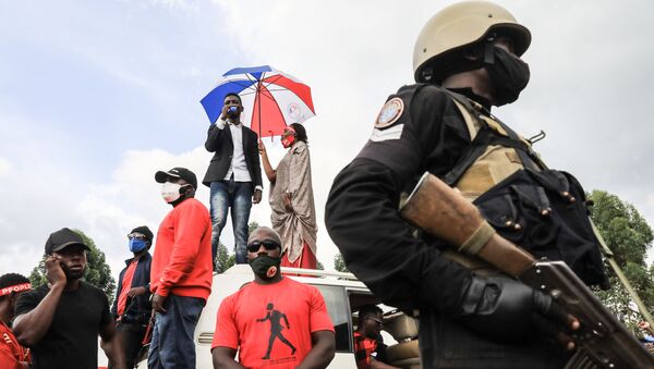 Le musicien et opposant politique ougandais Bobi Wine s'adresse à ses militants depuis le toit d'une voiture - Sputnik Afrique