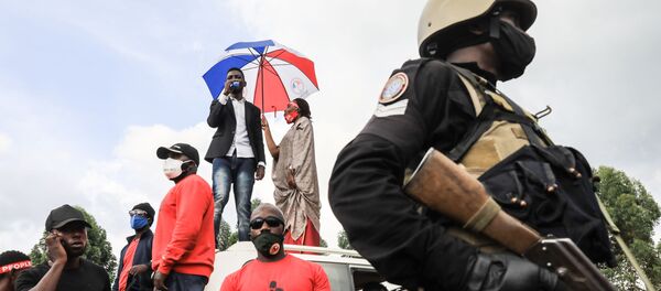Le musicien et opposant politique ougandais Bobi Wine s'adresse à ses militants depuis le toit d'une voiture - Sputnik Afrique