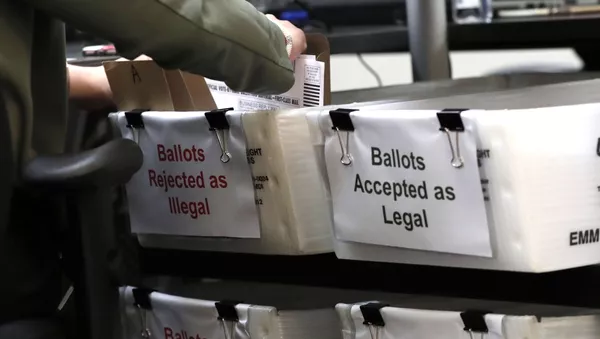 Un bulletin de vote par correspondance lors de la présidentielle américaine 2020 (archive photo) - Sputnik Afrique