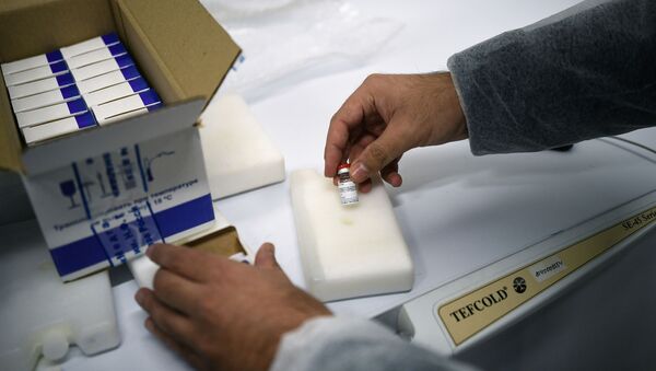 Un employé du Centre russe Gamaleïa prépare un lot de vaccins Spoutnik V à l'envoi à l'étranger - Sputnik Afrique