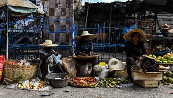 Des femmes vendent des légumes et des fruits au marché de Port-au-Prince, Haïti - Sputnik Afrique