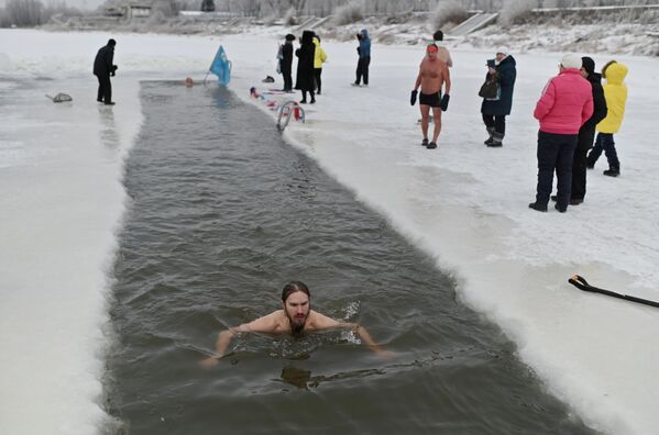 Lutter contre les virus à la russe: baignade dans un trou découpé dans la glace à Omsk

 - Sputnik Afrique
