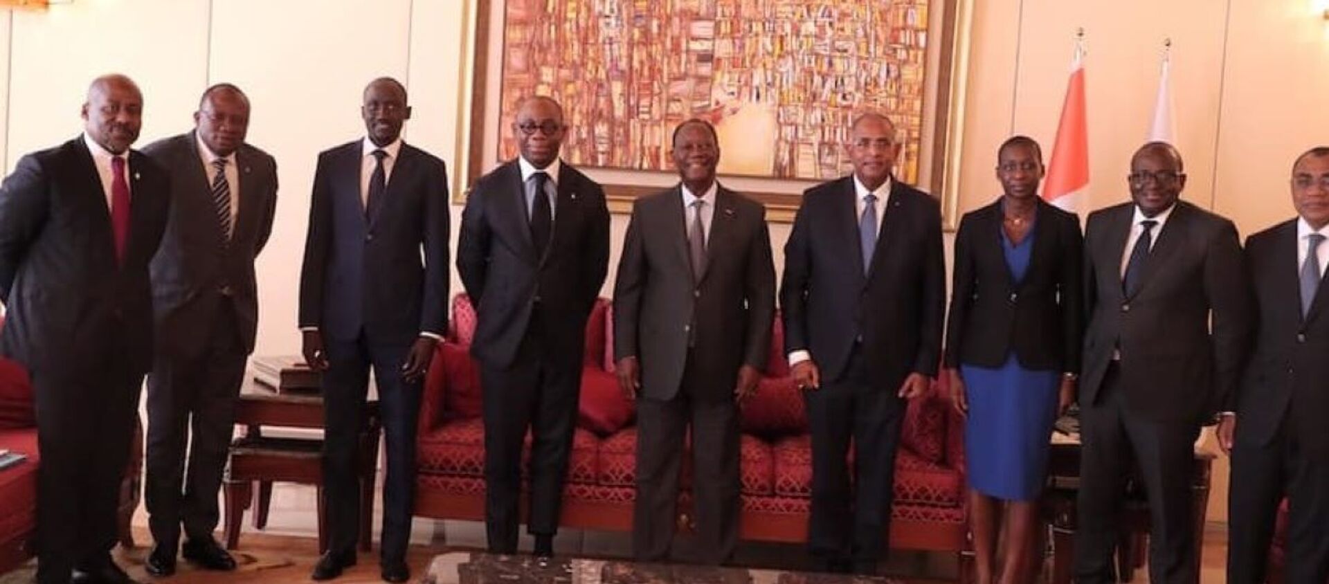 Le Président Alassane Ouattara entouré de ses collaborateurs et du président de la BOAD au palais présidentiel - Sputnik Afrique, 1920, 08.12.2020
