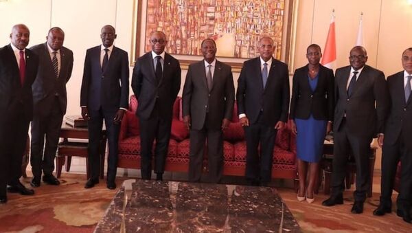 Le Président Alassane Ouattara entouré de ses collaborateurs et du président de la BOAD au palais présidentiel - Sputnik Afrique