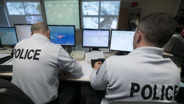 Des policiers contrôlent la vidéo au siège de la police de Strasbourg - Sputnik Afrique
