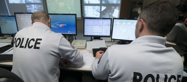 Des policiers contrôlent la vidéo au siège de la police de Strasbourg - Sputnik Afrique