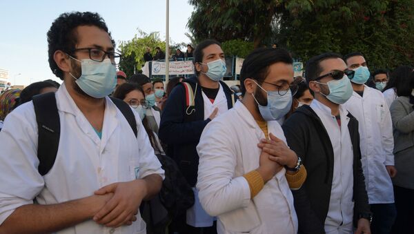 Manifestation des médecins et étudiants en médecine tunisiens après le décès accidentel d'un soignant à l'hôpital, le 4 décembre 2020. - Sputnik Afrique