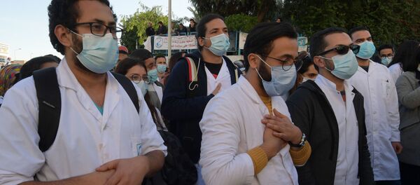 Manifestation des médecins et étudiants en médecine tunisiens après le décès accidentel d'un soignant à l'hôpital, le 4 décembre 2020. - Sputnik Afrique