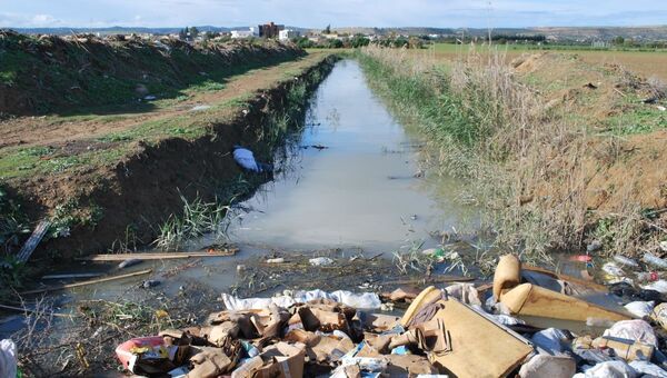 «Le fossé» rempli d’eau polluée, traversant des terres agricoles. - Sputnik Afrique