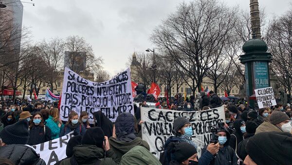 Une manifestation contre la loi Sécurité Globale à Paris, 12 décembre 2020 - Sputnik Afrique