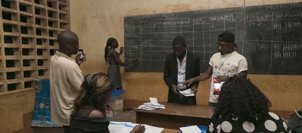 Comptage des bulletins dans un bureau de vote à Yaoundé, Cameroun. Comptage des bulletins dans un bureau de vote à Yaoundé, Cameroun. - Sputnik Afrique