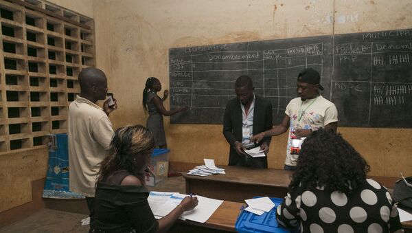 Comptage des bulletins dans un bureau de vote à Yaoundé, Cameroun. - Sputnik Afrique