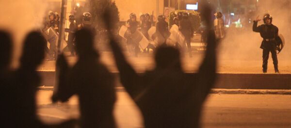 Egyptian protesters gesture as they clash with riot police at Cairo's landmark Tahrir Square on November 19, 2011, as Egyptian police fired rubber bullets and tear gas to break up a sit-in among whose organisers were people injured during the Arab Spring which overthrew veteran president Hosni Mubarak Egyptian protesters gesture as they clash with riot police at Cairo's landmark Tahrir Square on November 19, 2011, as Egyptian police fired rubber bullets and tear gas to break up a sit-in among whose organisers were people injured during the Arab Spring which overthrew veteran president Hosni Mubarak - Sputnik Afrique