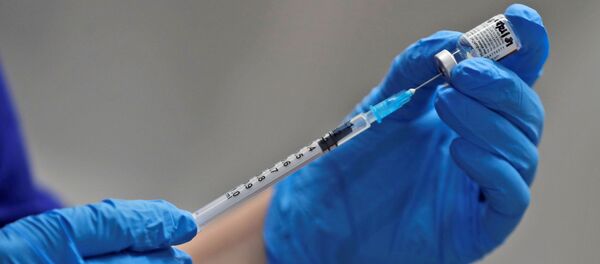 Une infirimière se prépare à administrer le vaccin Pfizer-BioNTech contre le Covid-19 dans un hôpital de Londres - Sputnik Afrique