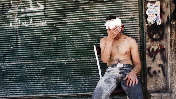 Dans ce dossier, photo prise le 4 septembre 2012, un Syrien blessé par un bombardement est assis sur une chaise devant un magasin fermé dans la zone d'Al-Muasalat à Alep. Lorsque les révoltes arabes qui balayaient la région et renversaient les autocrates comme des dominos ont atteint la Syrie, les jours de Bachar al-Assad à la tête de l'Etat semblaient comptés. Dix ans plus tard, il a cependant défié les obstacles, survivant à l'isolement international et à la perte temporaire des deux tiers du territoire national pour retrouver sa pertinence et s'accrocher au pouvoir. En mars 2011, lorsque des protestations ont éclaté en Syrie, il semblait douteux que la minorité alaouite au pouvoir soit capable de résister à la vague de soulèvements qui remodelait radicalement la région.  - Sputnik Afrique
