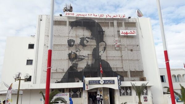 Portrait de Mohamed Bouaziz sur la façade de la poste, en centre-ville de Sidi Bouzid. - Sputnik Afrique