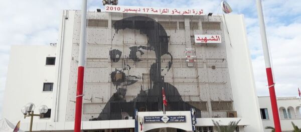 Portrait de Mohamed Bouaziz sur la façade de la poste, en centre-ville de Sidi Bouzid. - Sputnik Afrique