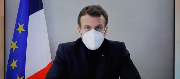 Emmanuel Macron participe à une visioconférence après qu'il a été testé positif au Covid-19 - Sputnik Afrique