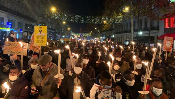 Action des sans-papiers à Paris pour la journée internationale des migrants, le 18 décembre 2020 - Sputnik Afrique