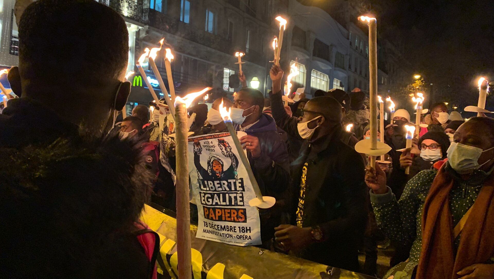 Action des sans-papiers à Paris pour la journée internationale des migrants, le 18 décembre 2020 - Sputnik Afrique, 1920, 07.05.2021
