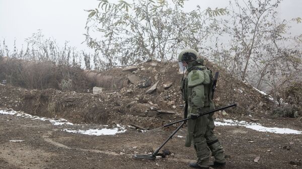 Un démineur russe au Haut-Karabakh (archive photo) - Sputnik Afrique