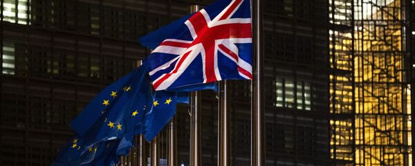 Les drapeaux de l'UE et du Royaume-Uni - Sputnik Afrique