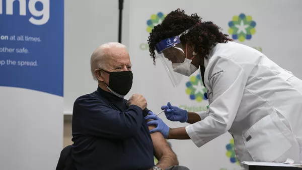 Joe Biden s'est fait vacciner - Sputnik Afrique