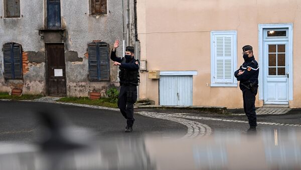 Des gendarmes dans une rue de Saint-Just le 23 décembre, commune où trois gendarmes ont été tués par un forcené  - Sputnik Afrique