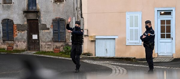 Des gendarmes dans une rue de Saint-Just le 23 décembre, commune où trois gendarmes ont été tués par un forcené  - Sputnik Afrique