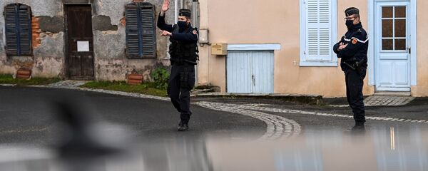 Des gendarmes dans une rue de Saint-Just le 23 décembre, commune où trois gendarmes ont été tués par un forcené  - Sputnik Afrique