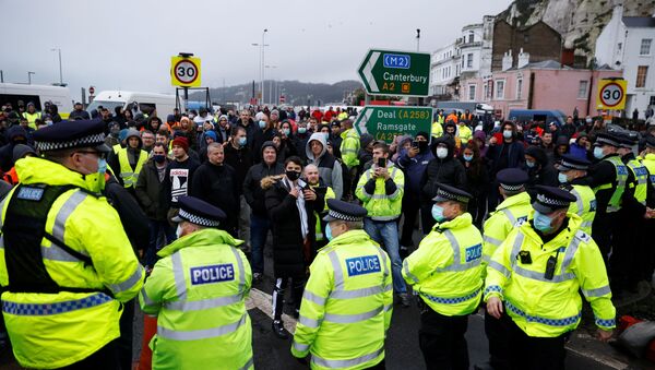 Des conducteurs en face de la police britannique à Douvres, le 23 décembre 2020 - Sputnik Afrique
