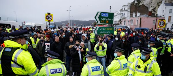 Des conducteurs en face de la police britannique à Douvres, le 23 décembre 2020 - Sputnik Afrique
